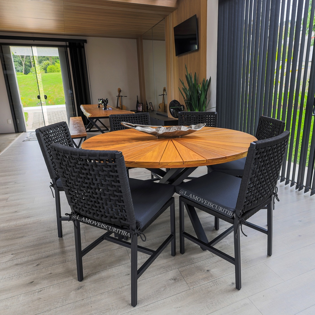 Conjunto de mesa Itapema com tampo de madeira e cadeiras em corda náutica