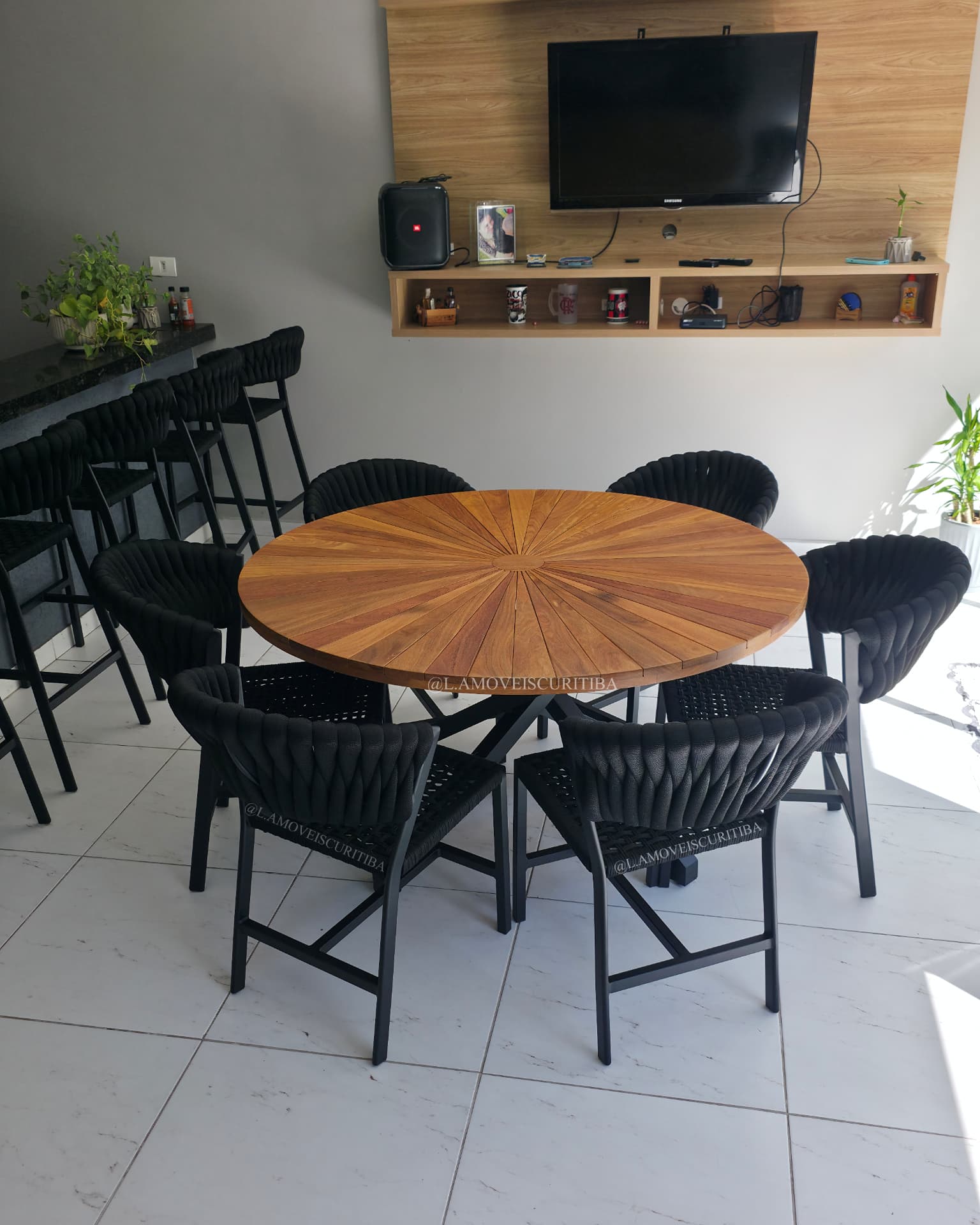 Conjunto de mesa Madri com tampo de madeira e cadeiras com encosto em corda náutica