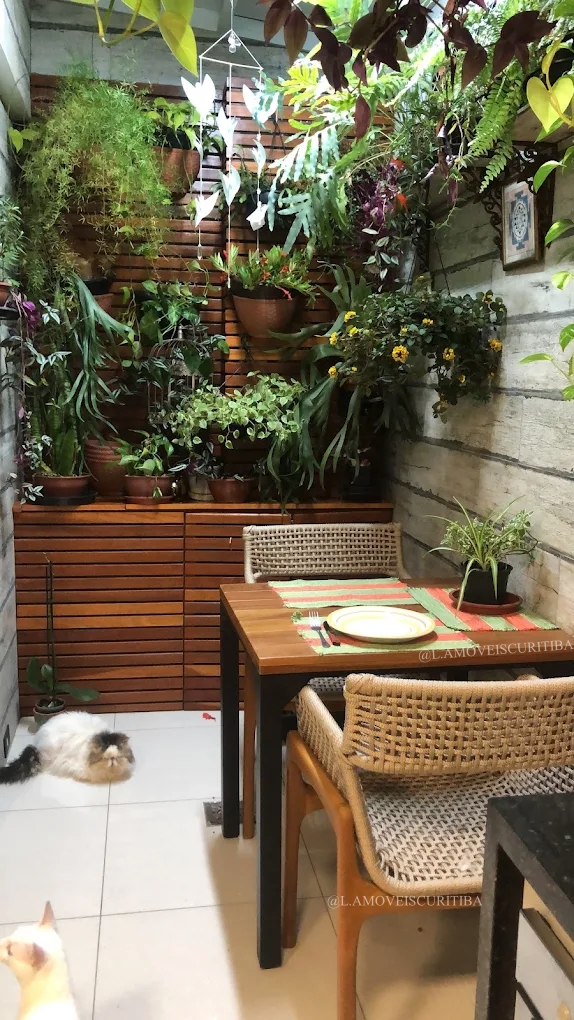 Conjunto de mesa Brisa com tampo de madeira e cadeiras com trama em corda náutica