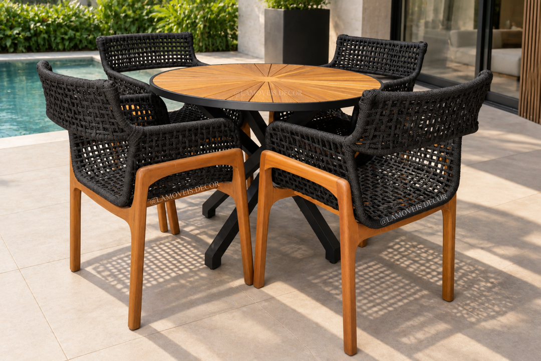 Conjunto de mesa Brisa com tampo de madeira e cadeiras com trama em corda náutica